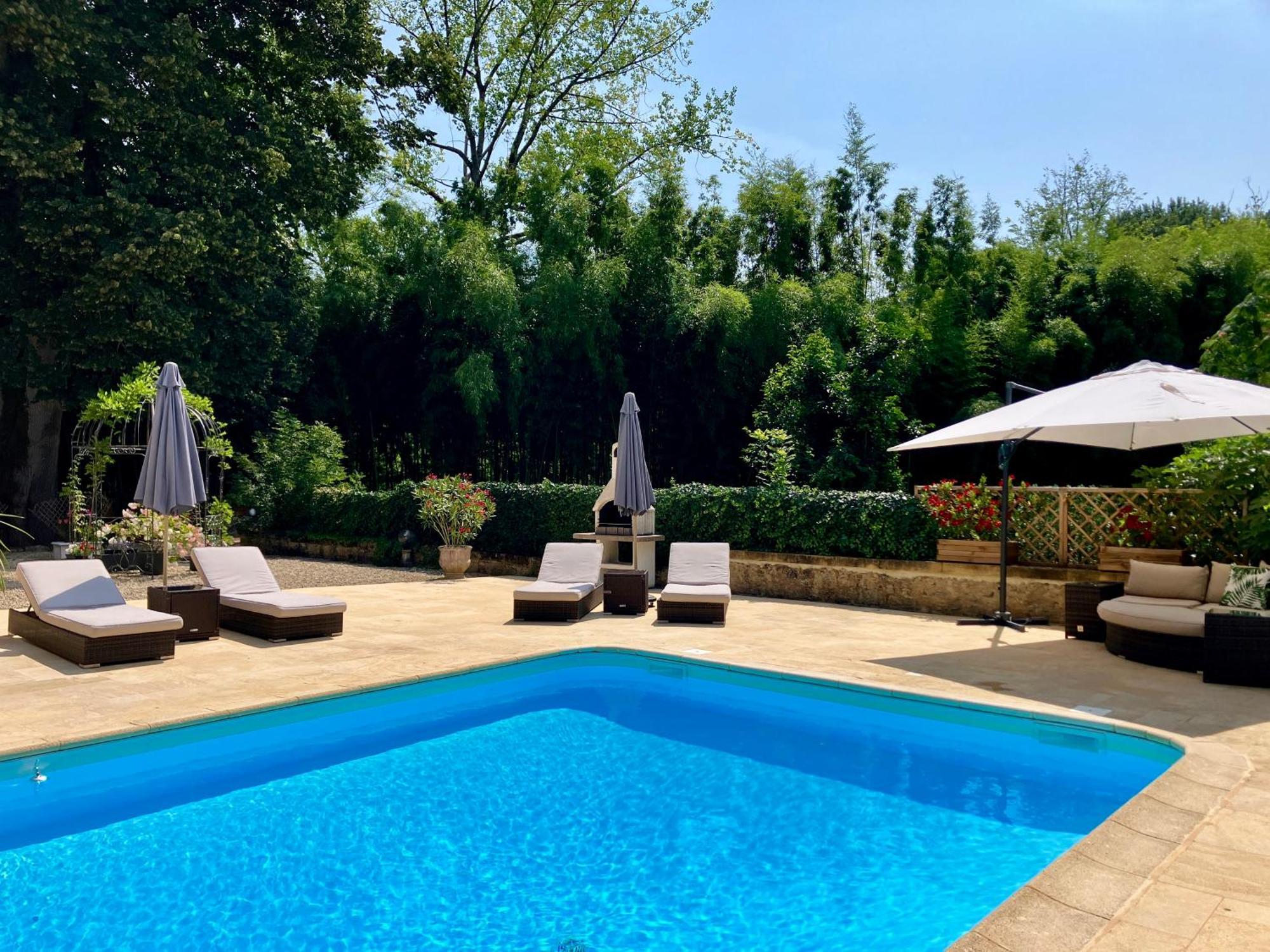לה בוג Le Petit Chateau - Adults Only Property מראה חיצוני תמונה